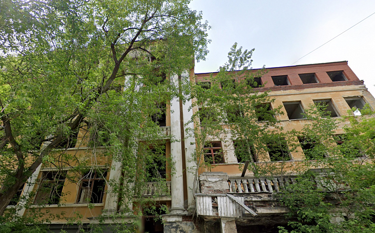 Старинную больнице в Зеленой роще Екатеринбурга начали сносить